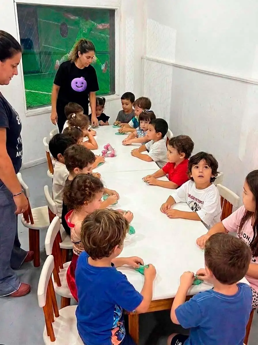 Animadoras de FLIKITI con los chicos haciendo plastilina en la mesa