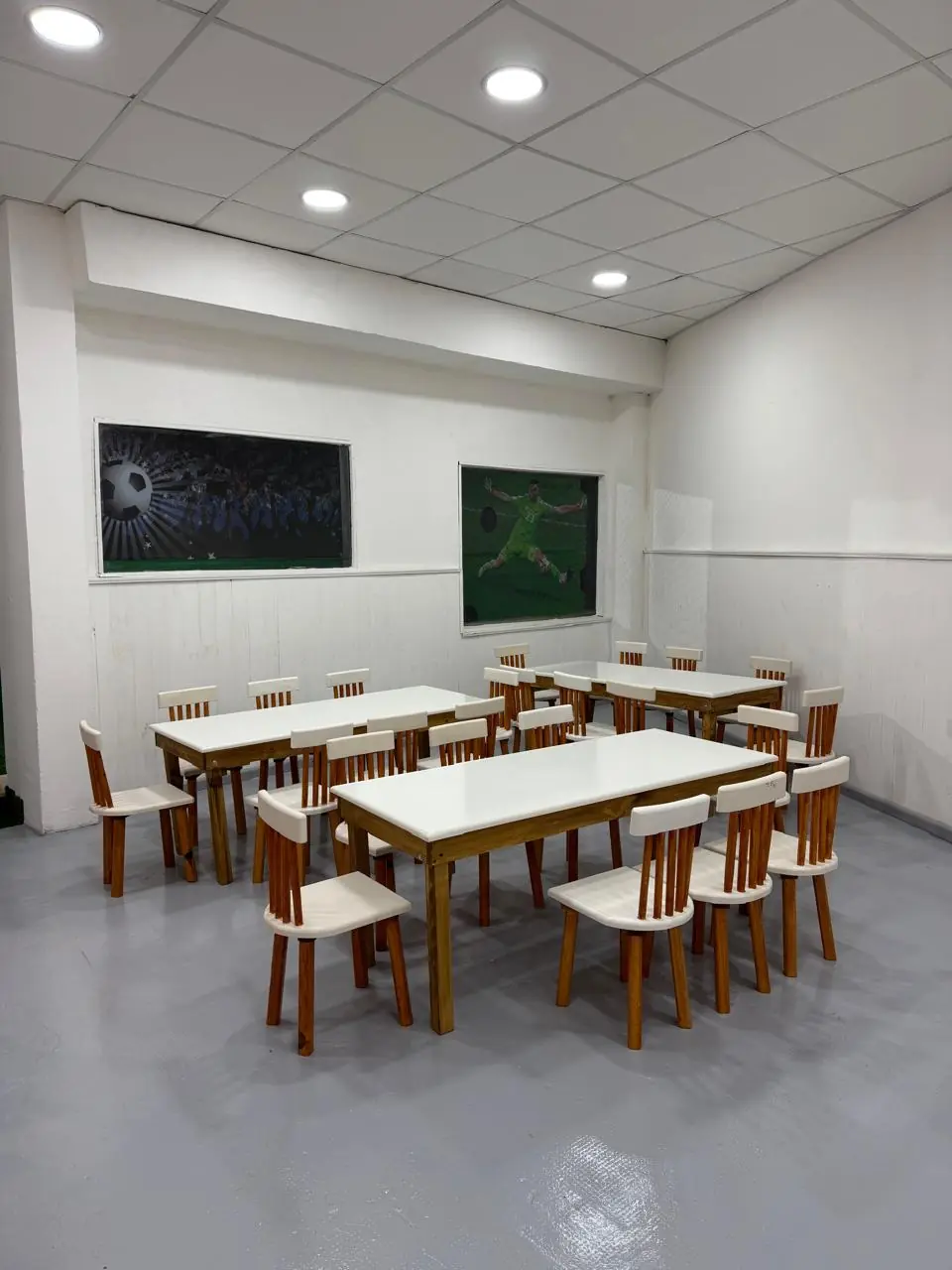 Mesas para los chicos listas para la decoración