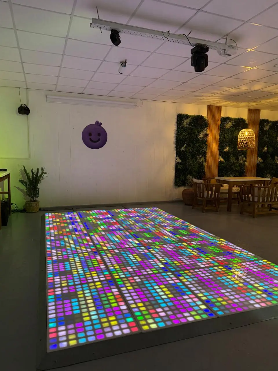 La pista LED encendida en el salón de FLIKITI