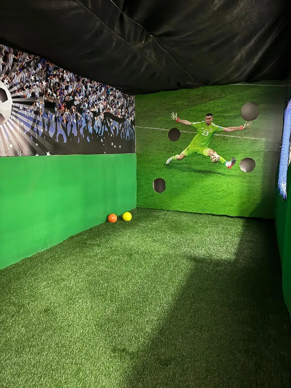 El salón de FLIKITI con la pista LED encendida y las mesas para los chicos