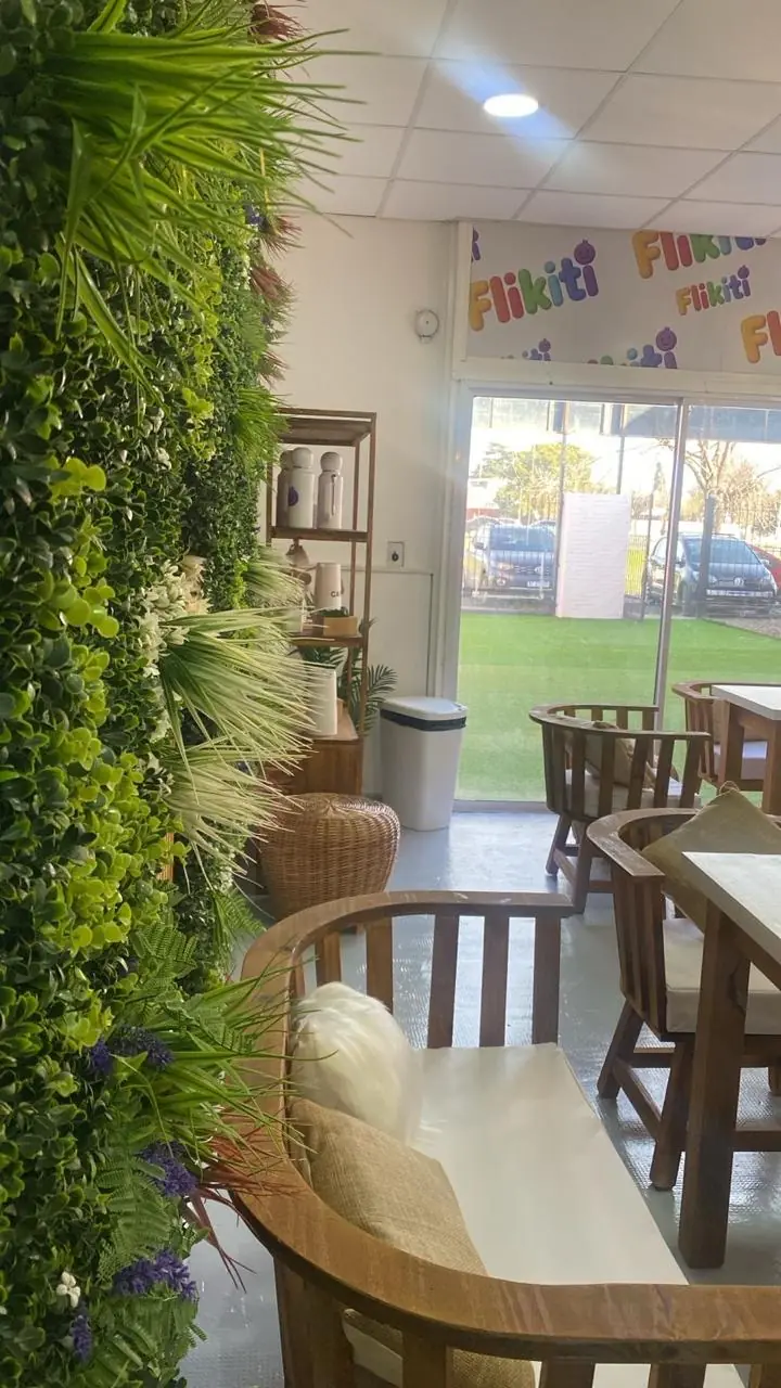 Sector para adultos con ventanal al patio